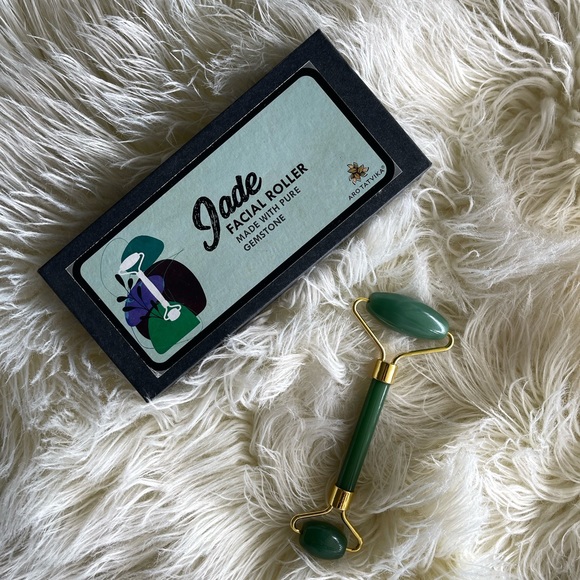 JADE FACIAL ROLLER FOR JAWLINE - Picture 5 of 9